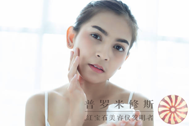 告別松弛肌膚困擾！這些美容儀幫你重塑年輕提拉！