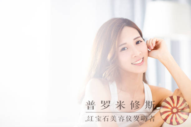 告別松弛肌膚困擾！這些緊致美容儀幫你重塑年輕輪廓！